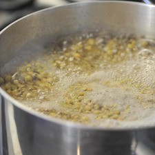 En una olla mediana poner a cocer las lentejas en agua durante 20 minutos o hasta que se suavicen. S 6341 1475624781