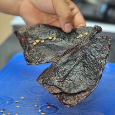 Cortar el chile ancho por un lado, retirar las semillas y las venas. Poner a cocer en una olla pequeña con agua hirviendo durante 5 minutos. S 6342 1475624776