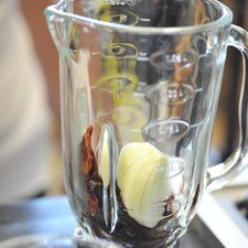 Dejar reposar 5 minutos, escurrir y moler en la licuadora con un cuarto de cebolla, el clavo de olor, el diente de ajo y media taza de agua limpia. S 6343 1475624776