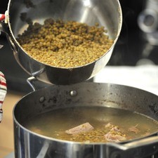 Agregar las lentejas ya cocidas a la olla de la carne. S 6344 1475624771