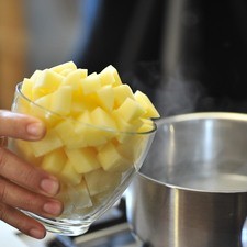 Pelar las papas, cortar en cubos y poner a cocer en agua durante 10 a 15 minutos hasta que estén suaves.