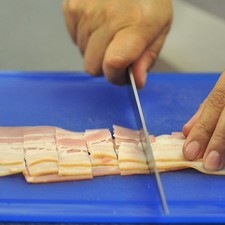Cortar el tocino en cuadros, poner a calentar en una olla honda sin aceite y cocer hasta que esté un poco dorado.
