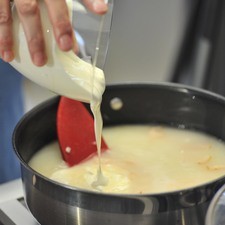 Agregar poco a poco el caldo de pollo y mezclar para que no se formen grumos. Adicionar la crema y mezclar, continuar cociendo hasta que espese un poco.