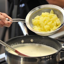 Agregar las papas, albahaca, sal y pimienta, cocer 5 minutos más.