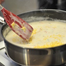 Antes de servir, agregar el queso rallado y mezclar.