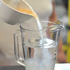 Agregar a la jarra con el agua.