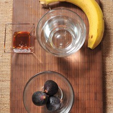 1 pieza de plátano 1 cucharada de miel de abeja 1 taza de agua 3 piezas de higo fresco