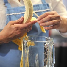 Enjuagar muy bien los higos con agua, pelar el plátano.