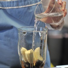 Licuar los higos junto con el plátano, la miel y el agua.