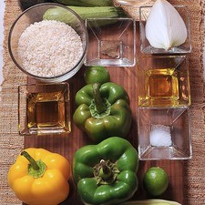Ingredientes para el arroz: 1 taza de arroz 2 tazas de agua 1/4 pieza de cebolla blanca 1/2 cucharita de sal 2 cucharadas de aceite de oliva Ingredientes para el aderezo: 2 piezas de limón 4 cucharadas de aceite de oliva extra virgen 1/2 cucharita de sal 1/4 cucharita de pimienta negra molida Ingredientes para las verduras: 2 piezas de elote 2 piezas de pimiento morrón verde 2 piezas de pimiento morrón amarillo 2 piezas de calabacita 1 pieza de aguacate 1/4 pieza de cebolla blanca 1/2 manojo de cilantro 1 cucharada de aceite de oliva