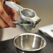 Para preparar el aderezo, batir el jugo de limón.