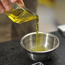 Agregar 3 cucharadas de aceite en un tazón pequeño.