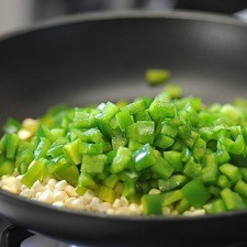 Añadir los pimientos verdes.