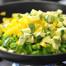 Y por último añadir la calabacita en cubos. Sazonara con sal. Saltear hasta que las verduras estén cocidas, aproximadamente 7 minutos.