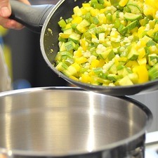 Para armar la ensalada, colocar las verduras cocidas en un tazón.
