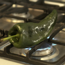 Asar los chiles poblanos directamente sobre el fuego de la hornilla hasta que estén negros. Colocarlos en una bolsa de plástico para que se suden al menos 5 minutos. Retirarles la piel, las venas y las semillas, y cortarlos en rajas.