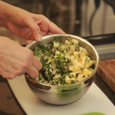 Picar la piña en trozos pequeños, descartando el centro fibroso. Picar finamente la cebolla, el cilantro y el chile. Mezclar todos los ingredientes en un tazón.