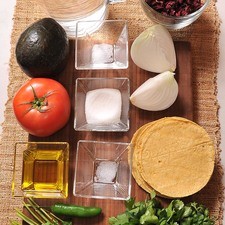 Ingredientes para la jamaica: 1 taza de flor de jamaica 2 litros de agua 1/4 pieza de cebolla blanca 2 cucharadas de azúcar blanca 1/4 cucharita de sal aceite de oliva al gusto 1 diente de ajo Ingredientes para el guacamole: 1 pieza de aguacate 1 pieza de jitomate guaje 1/4 pieza de cebolla blanca 1 pieza de chile serrano 10 ramas de cilantro 1/4 cucharita de sal Ingredientes para los tacos: 6 piezas de tortilla de maíz