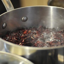 Poner a hervir la Jamaica en agua durante 5 minutos.
