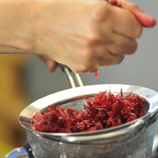 Escurrir y endulzar el agua con azúcar al gusto para tomar como agua. Aplastar bien las flores de jamaica con las manos para escurrir el agua que haya quedado.