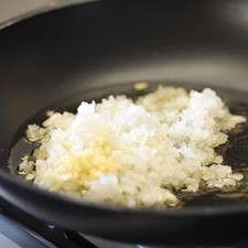 Sofreír la cebolla picada en un sartén con aceite de oliva un par de minutos.
