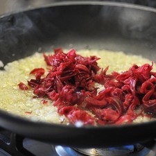 Agregar las flores de jamaica picadas.