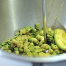 Colocar la pulpa del aguacate en un tazón y moler con el machacador o un tenedor.