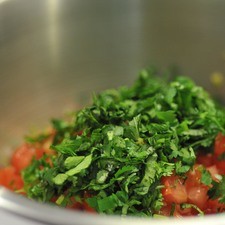 Agregar la cebolla finamente picada, el jitomate en cubos pequeños, el chile picado y el cilantro picados, añadir sal y revolver con el tenedor.