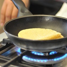 Calentar las tortillas, rellenar con un poco de jamaica guisada y guacamole.