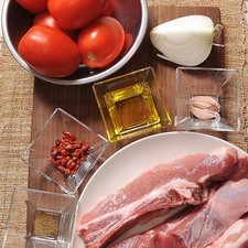 1 kilogramo de costilla de cerdo 6 piezas de jitomate guaje 1/4 pieza de cebolla blanca 1 cucharada de chile piquín 1 pizca de comino molido aceite vegetal al gusto 2 dientes de ajo