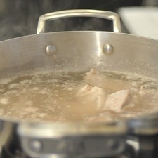Poner a hervir la costilla en una olla con agua y un poco de sal hasta que este blanda, aproximadamente una hora y media. Sacar la carne del caldo.