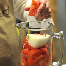 Licuar los jitomates con una taza del caldo de la carne, el ajo, la cebolla, el comino molido y el chile piquín.