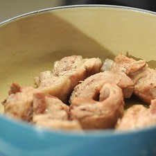 Freír las costillas ya cocidas en aceite caliente hasta que estén doradas.
