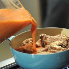 Agregar los jitomates molidos, sazonar con sal al gusto y mezclar