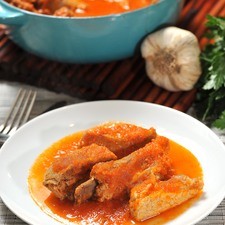 Servir acompañada con arroz o frijoles.