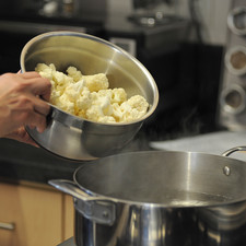 Cortar la coliflor en trozos pequeños (arbolitos). Poner a cocer en una olla con agua durante 15 minutos o hasta que esté blanda. Escurrir y reservar.