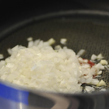 Mientras se cuece la coliflor, picar la cebolla y el ajo y poner a acitronar en una sartén con aceite de oliva durante un par de minutos hasta que se la cebolla se vea translúcida.