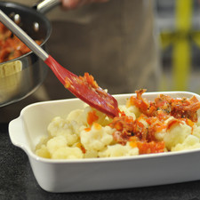 Bañar con la salsa cocida y espolvorear con el queso rallado. Hornear en horno pre calentado a 350°F (175°C) hasta que el queso se gratine.