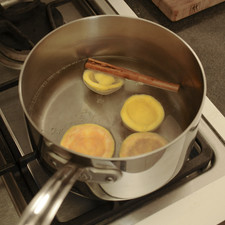 Cortar las guayabas a la mitad y retirarles las semillas con una cuchara. Colocar las cáscaras de guayaba y la canela en una olla honda con suficiente agua, hervir durante 5 minutos y dejar enfriar.