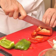 Cocer el arroz blanco y el arroz silvestre por separado. Remojar las lentejas desde una noche anterior. Poner a cocer las lentejas en agua hirviendo con un poco de sal y un chorrito de aceite de oliva durante 20 minutos. Picar los pimientos morrones y la cebolla en cubos pequeños.