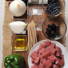 Ingredientes para las brochetas: 1 pieza de pimiento morrón verde 600 gramos de filete de res 1 pieza de cebolla blanca sal al gusto pimienta negra molida al gusto palitos de brocheta al gusto Ingredientes para la salsa: 1 taza de zarzamora 1/4 pieza de cebolla blanca 1/4 cucharita de sal 1/4 cucharita de pimienta negra molida 1 botella de vino tinto majuelos de callejo 2 cucharadas de aceite de oliva 1 taza de mora azul