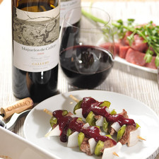 Servir las brochetas bañadas con la salsa y maridadas con una copa de vino tinto Majuelos de Callejo. Ficha técnica del vino: http://www.ferrer.com.mx/espana/callejo/majtecc.jp