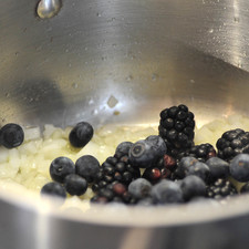 Para preparar la salsa: Poner a acitronar la cebolla picada en una olla honda durante un par de minutos, agregar las moras.