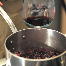 Añadir las zarzamoras y continuar cociendo dos minutos más, agregar media taza del vino, la sal y la pimienta y continuar cociendo durante unos 15 minutos o hasta que se espese la salsa y se suavicen las frutas.
