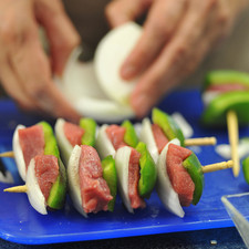 Insertar los trozos de carne intercalando con la cebolla y el pimiento en palitos para brocheta. Salpimentar. Hornear las brochetas a 350 °F (175° C) durante 8 a 12 minutos o hasta que esté cocida la carne.