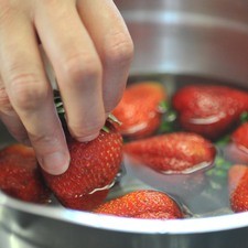 Remojar las fresas en agua con una gota de desinfectante cinco minutos. Escurrir.