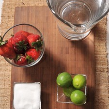 10 piezas de fresa 4 piezas de limón 1/4 taza de azúcar blanca 6 tazas de agua desinfectante de verduras al gusto hielo al gusto