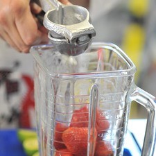 Agregar el jugo de los limones y un poco del agua endulzada. Moler.