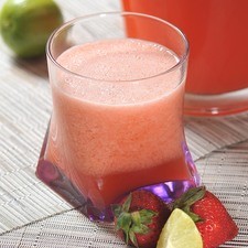Servir en vasos altos decorados con un trozo de fresa.