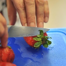 Cortar el rabo de las fresas y colocarlas en el vaso de la licuadora.